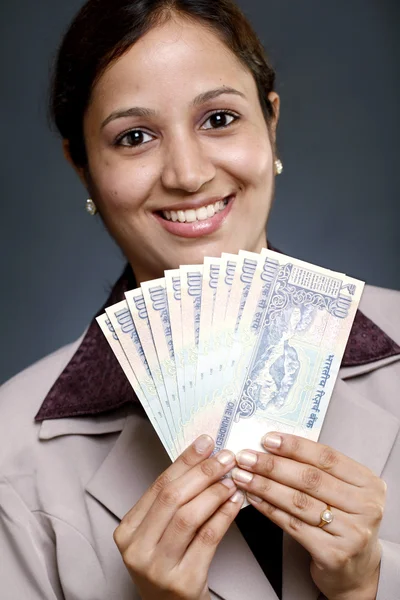 通貨のノートを保持しているビジネス女性 — ストック写真