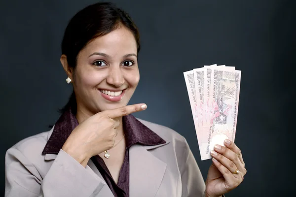 Podnikání žena držící bankovky — Stock fotografie