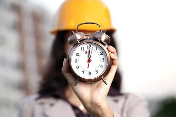 Kadın inşaat mühendisi ile çalar saat