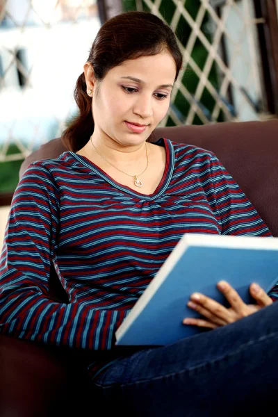 Estudiante femenina — Foto de Stock