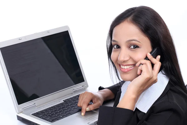 Szczęśliwa młoda kobieta biznesu rozmawia przez telefon komórkowy — Zdjęcie stockowe