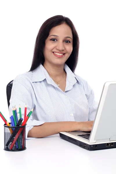 在用笔记本电脑工作的年轻女商人微笑着 — 图库照片