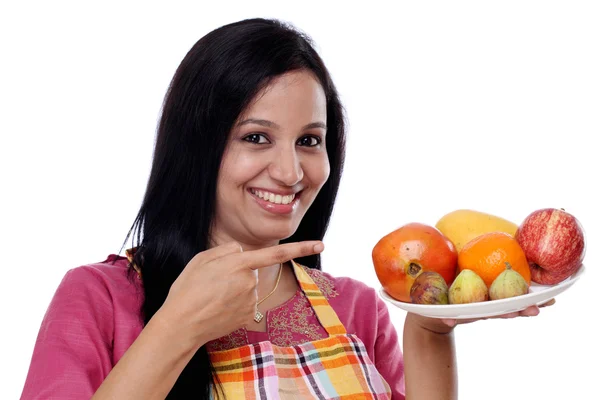 Jeune femme souriante heureuse avec assiette de fruits — Photo