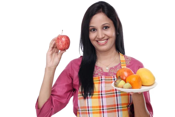 Joven mujer sonriente feliz con plato de frutas — Foto de Stock