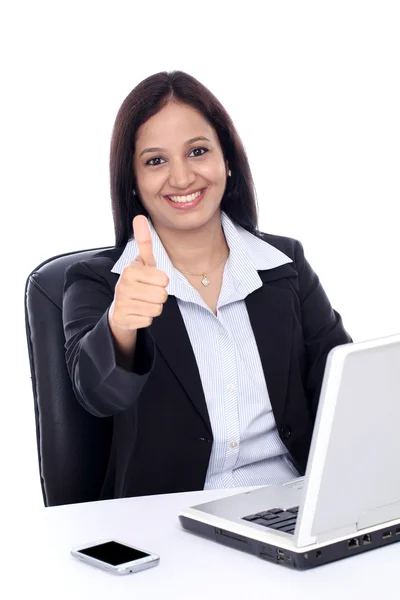 Счастливая молодая деловая женщина показывает большие пальцы вверх — стоковое фото