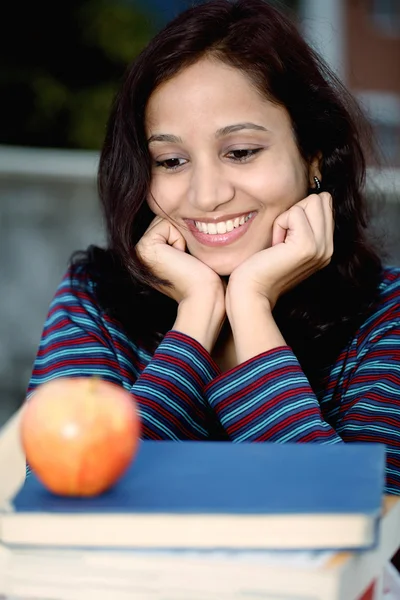 Joven adolescente mirando manzana — Foto de Stock