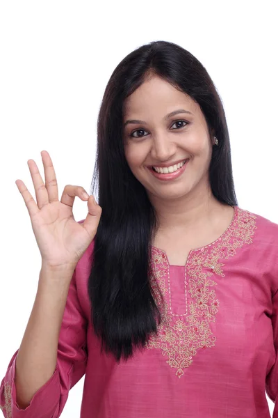 Gülümseyen genç Hintli kadın ok işareti jest gösterilen — Stok fotoğraf