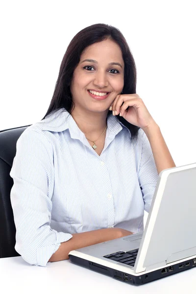 Sonriente joven mujer de negocios trabajando con el ordenador portátil —  Fotos de Stock