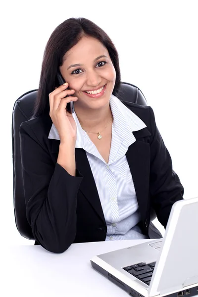 Счастливая молодая деловая женщина говорит по мобильному телефону — стоковое фото