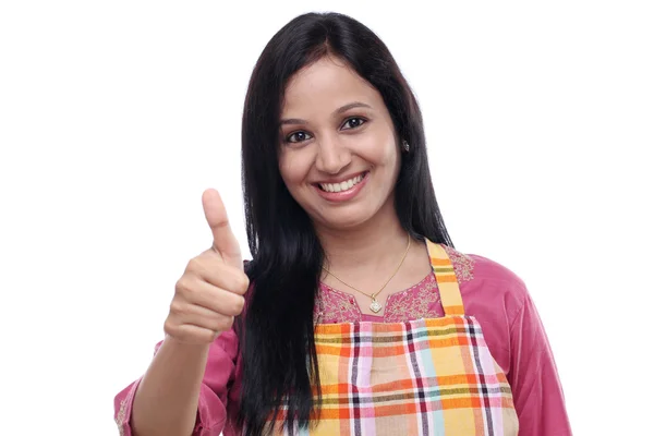 Feliz jovem indiana mulher vestindo avental de cozinha — Fotografia de Stock