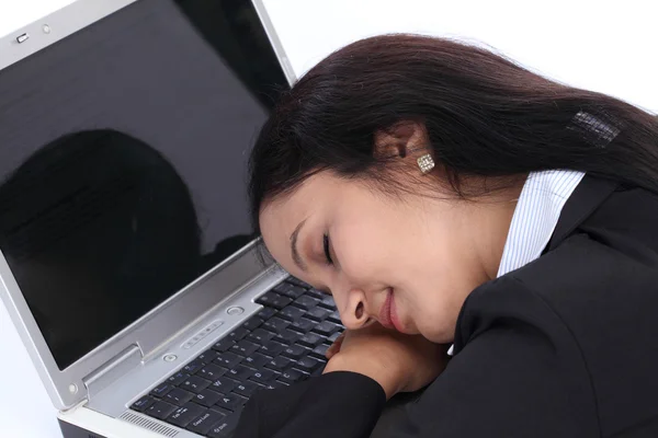 Portrait de jeune femme d'affaires fatiguée contre blanc — Photo