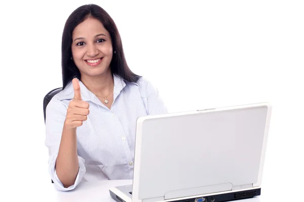 Mutlu genç buisiness kadın başparmak gösterilmesini 