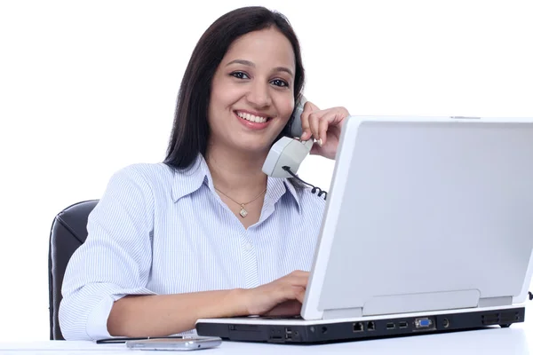 Mulher de negócios alegre falando no telefone — Fotografia de Stock