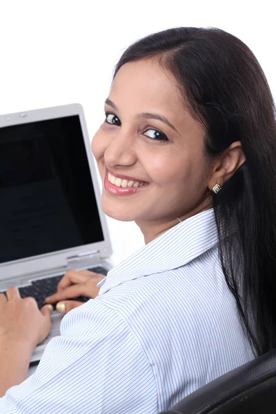 Leende ung affärskvinna arbetar med bärbar dator — Stockfoto