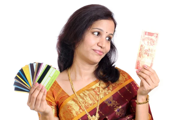 Традиционная женщина с валютой и кредитными картами — стоковое фото