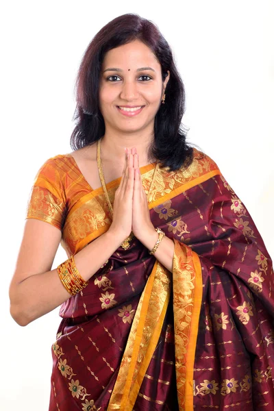 Eller dua pozisyonda tutan kadın 