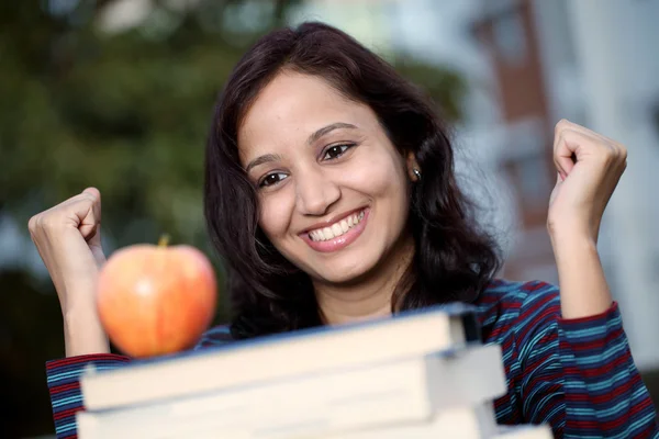 Mujer joven mirando a Apple — Foto de Stock