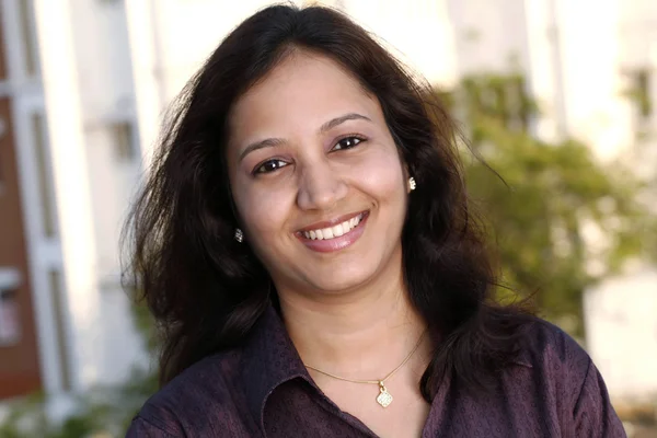 Lächelnde junge indische Frau — Stockfoto