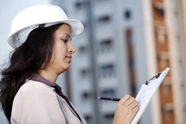 Ingeniera de construcción mujer Imágenes de stock libres de derechos