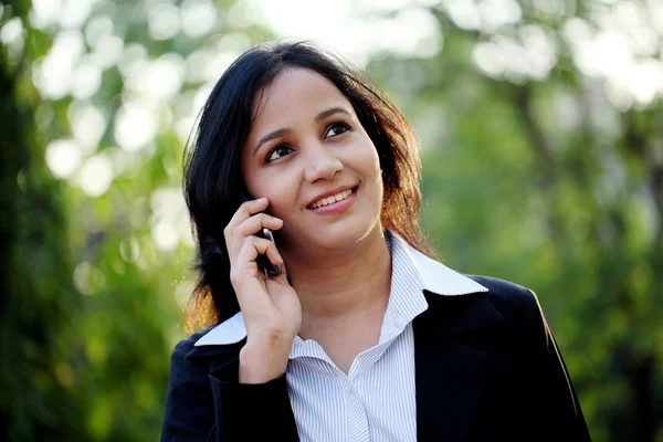 Fiatal üzleti nő beszél a mobil — Stock Fotó