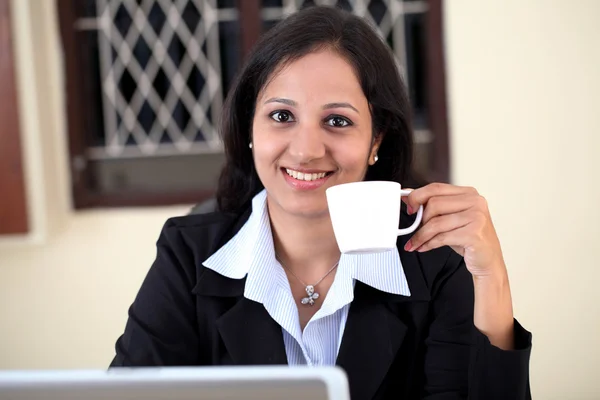 Indian business woman drinking coffee — Stock Photo, Image