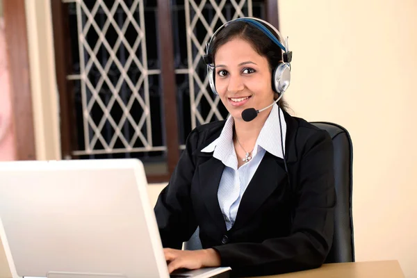 iş kadını ile kulaklık