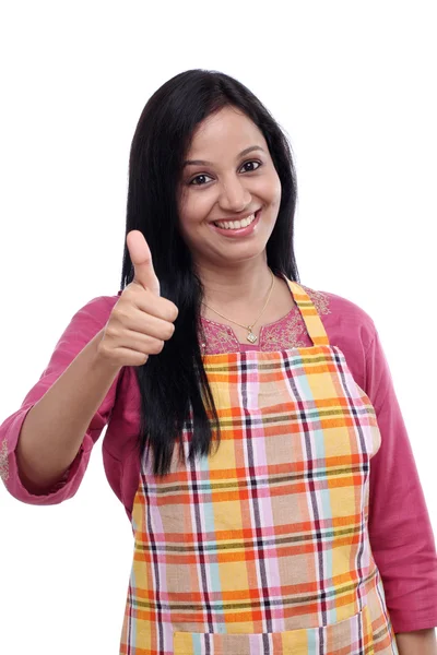 Mutfak önlük giyen mutlu genç Hintli kadın