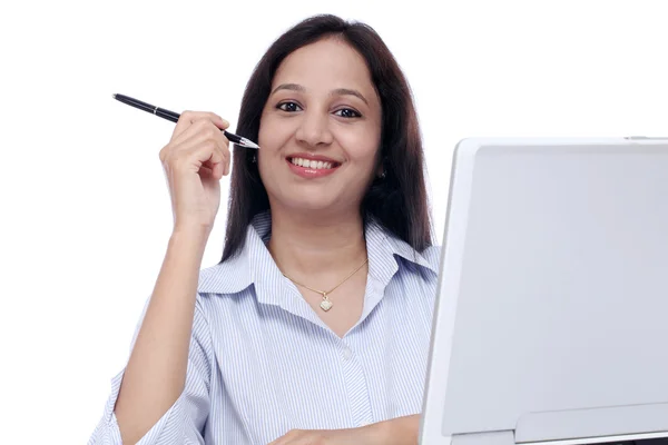 Gülümseyen genç iş kadını dizüstü bilgisayarla çalışıyor — Stok fotoğraf