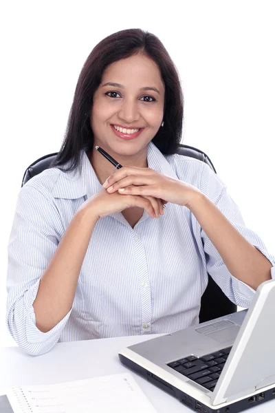 Sonriente joven mujer de negocios trabajando con el ordenador portátil —  Fotos de Stock