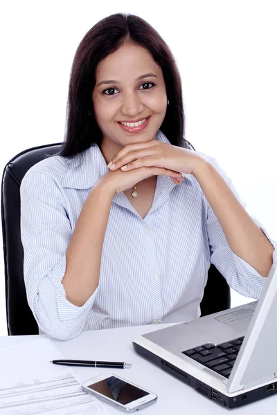 Усміхнена молода бізнес-леді, що працює з ноутбуком — стокове фото
