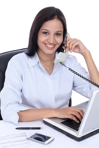 Mulher de negócios alegre falando no telefone — Fotografia de Stock