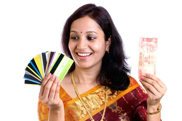 インドの通貨・ クレジット カードを持つ伝統的な女性 — ストック写真