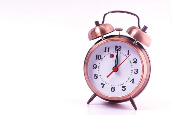 Relógio de alarme velho isolado em branco — Fotografia de Stock