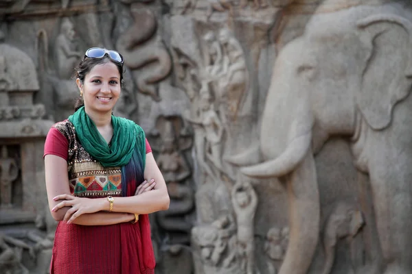 Mutlu Ganj (Mahabalipuram), Tamilnadu, Hindistan kökenli genç kadın