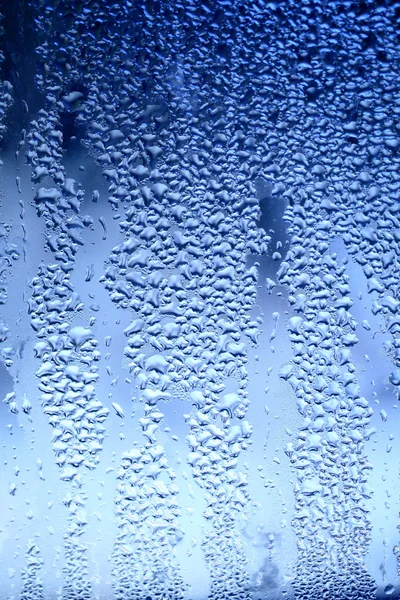 Vattendroppar på fönsterglas — Stockfoto
