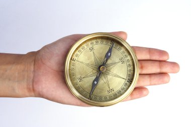 Beyaz izole Siyah pusula tutan el