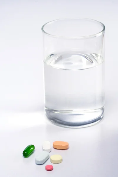 Ποτήρι νερό και χάπια — Φωτογραφία Αρχείου