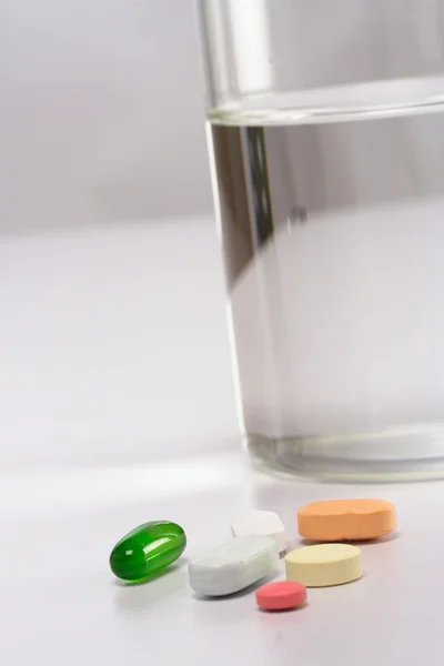 Pills and water — Stock Photo, Image