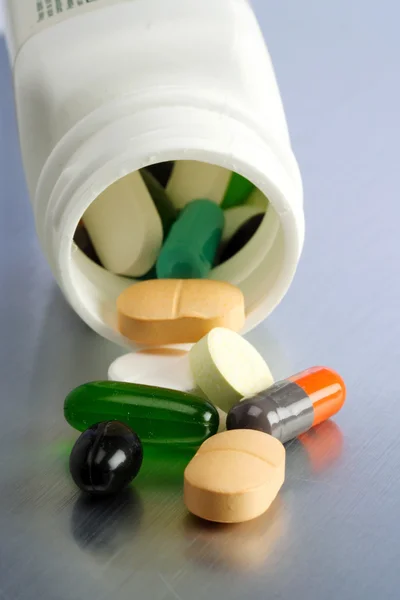 Tabletták ömlött ki — Stock Fotó