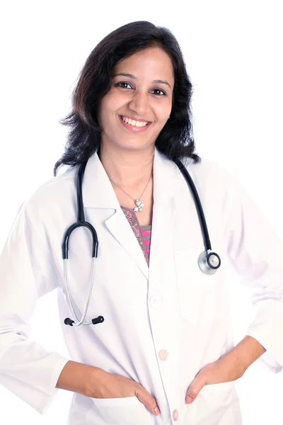Leende ung kvinnlig läkare mot vit — Stockfoto