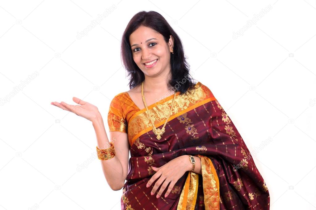 Traditional woman with presentation gestuire