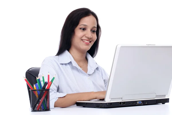 Lachende jonge zakenvrouw werken met laptop — Stockfoto