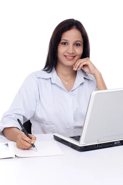 Glada unga indiska affärskvinna mot vit — Stockfoto