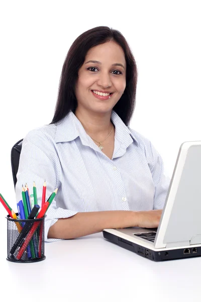 Sorridente jovem mulher de negócios trabalhando com laptop — Fotografia de Stock