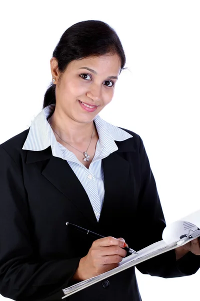 Attraktiv forretningskvinne med skriveplate – stockfoto