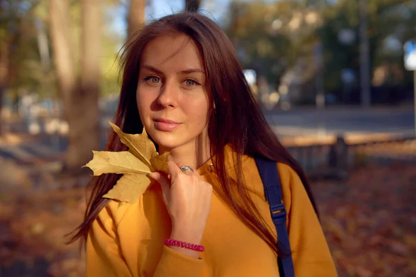 Schöne Kaukasische Junge Frau Die Herbst Freien Spazieren Geht Und — Stockfoto