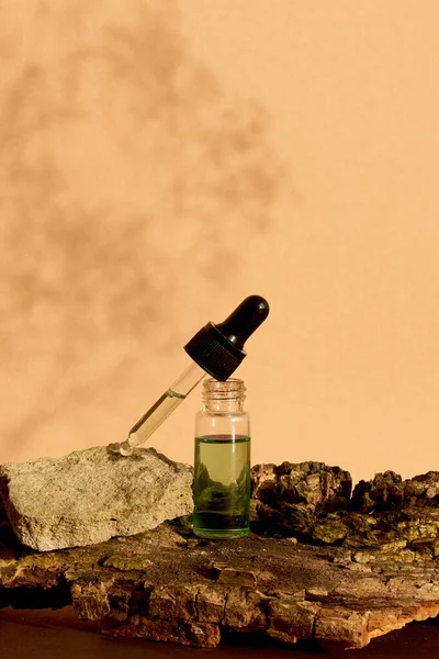 Üvegpalack Szerves Kozmetikai Termékkel Töltött Pipettával Díszítéssel Asztalra Helyezve — Stock Fotó