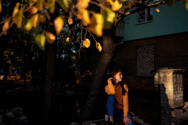 Mooie Kaukasische Jonge Vrouw Poseren Met Rode Bladeren Herfst Tijd — Stockfoto