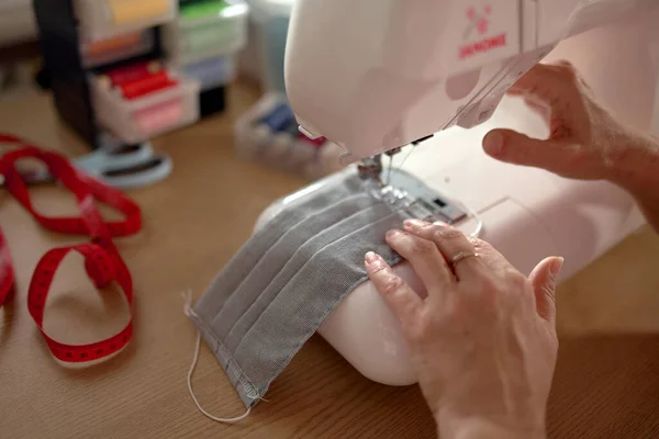 코로나 세계적 유행병을 마스크를 꿰매기 재봉틀을 사용하는 여성들 — 스톡 사진