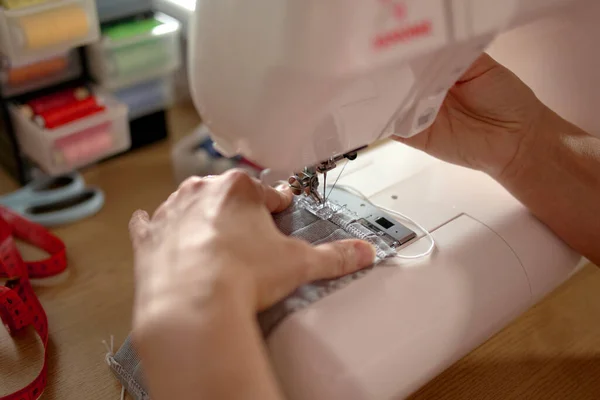 Руки Жінки Використовують Швейну Машинку Шиття Маски Обличчя Коронної Ковадлової — стокове фото